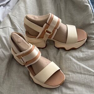 Sorel Stylish Cream and Tan Women's Sandals 7.5 Platform NEW